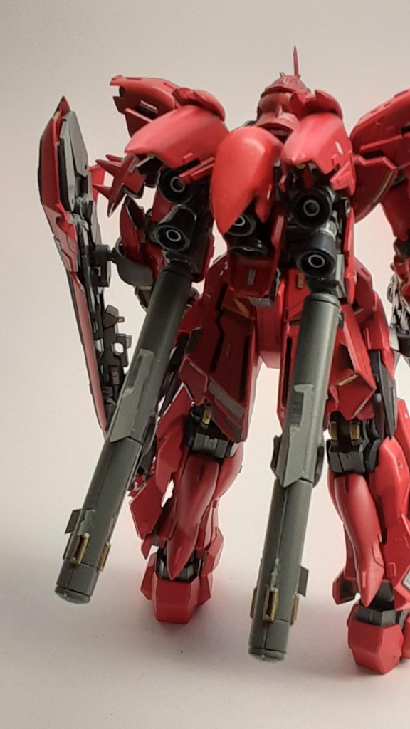 背部から。フレキシブルスラスターのカバーはパテで丸くし尖った形状に改造しています。プロペラントタンク部にフィンなどパーツを追加しています。リアスカートは一部切り抜いています。シールド裏にバンシィ·ノルンのアームド·アーマーDEのサイコフレームをユニコーンのシールドのように配置しています。