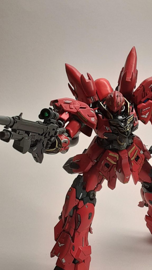 ビームライフルにはハンドガードのようなパーツを追加しています。センサー部はレジンと使用しています。グレネードランチャーには装甲のようなパーツを追加しています。