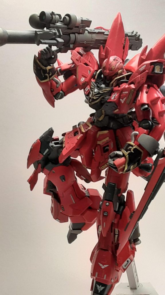 バズーカも製作しています。膝関節に曲げると可動するようにすねのパーツを分割しています。