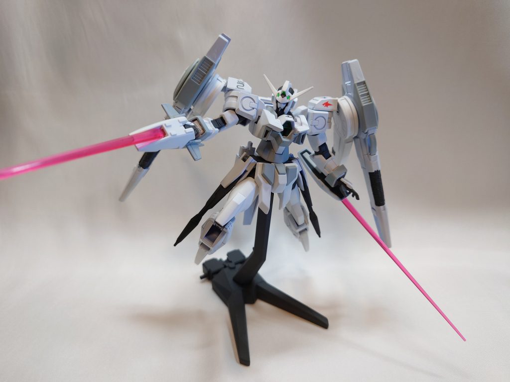 右手にはアルティメスのライフル、左手にはAGE−3ノーマルのシールドを装備してビームサーベルを二刀流にできるようにしました。