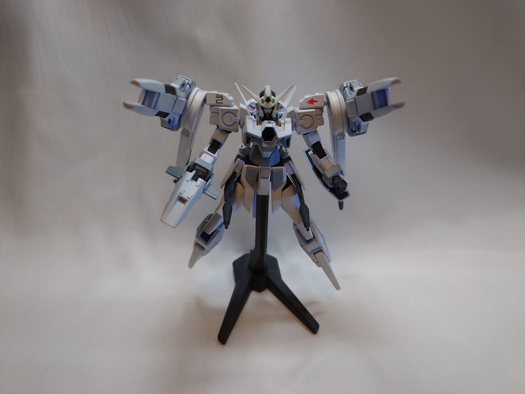 正面から特務隊仕様と言うことで全体のカラーリングを白基調にしました。また、武装の追加による火力の増加もしています。