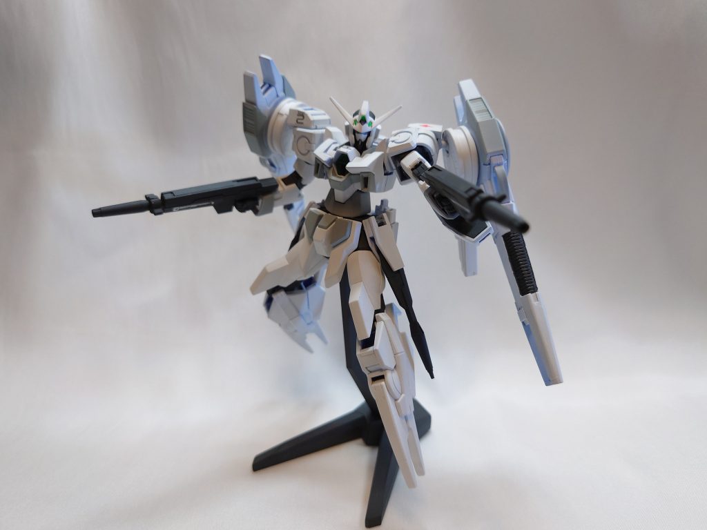 肩のバインダーにはツインドッズキャノンを装備。腰にもビームライフルが装備されていて、火力の増加をはかっています。