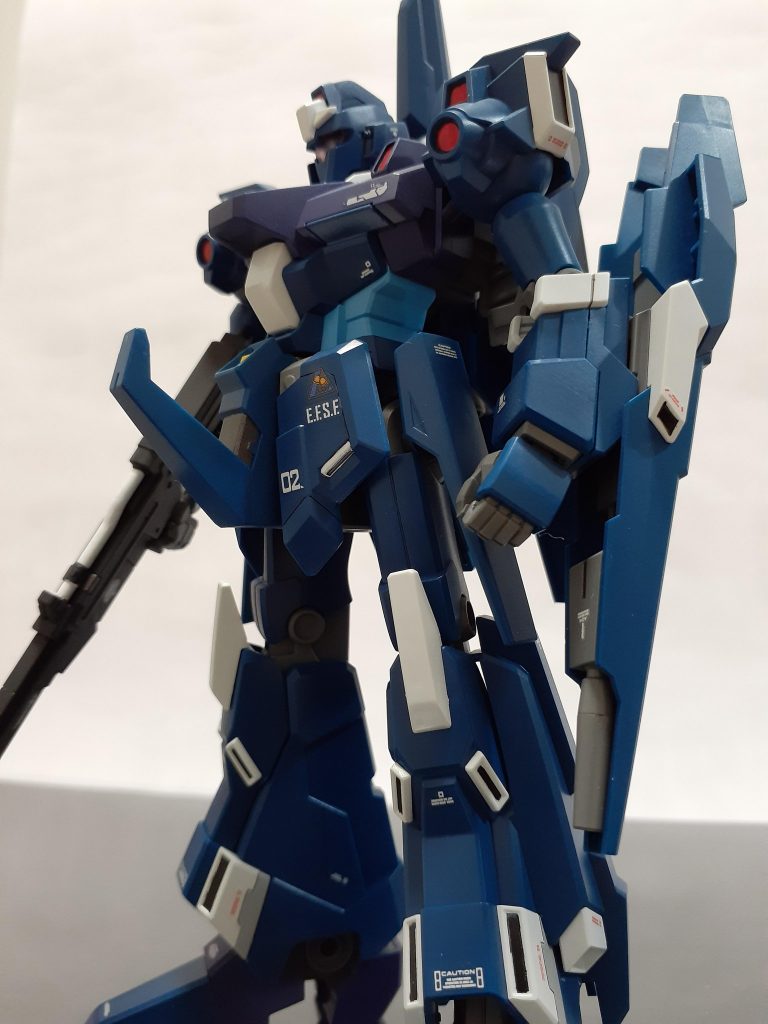 股間の突起は何の意味があるのだろう。女性パイロットから「セクハラ」と言われそうだが…。