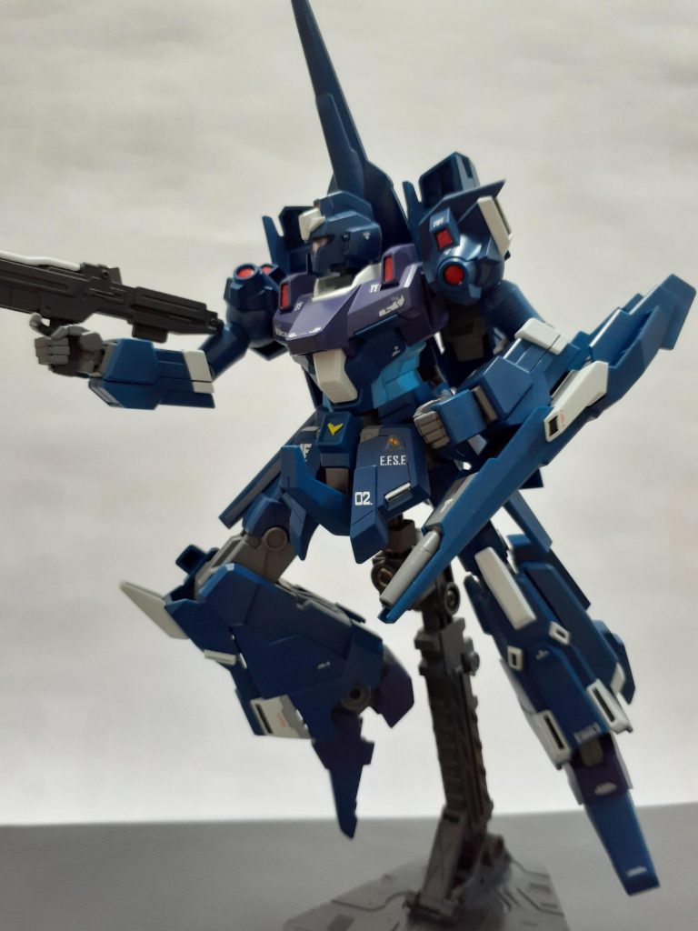 スラスターが白のせいか、白いデカールがうるさく感じますね。