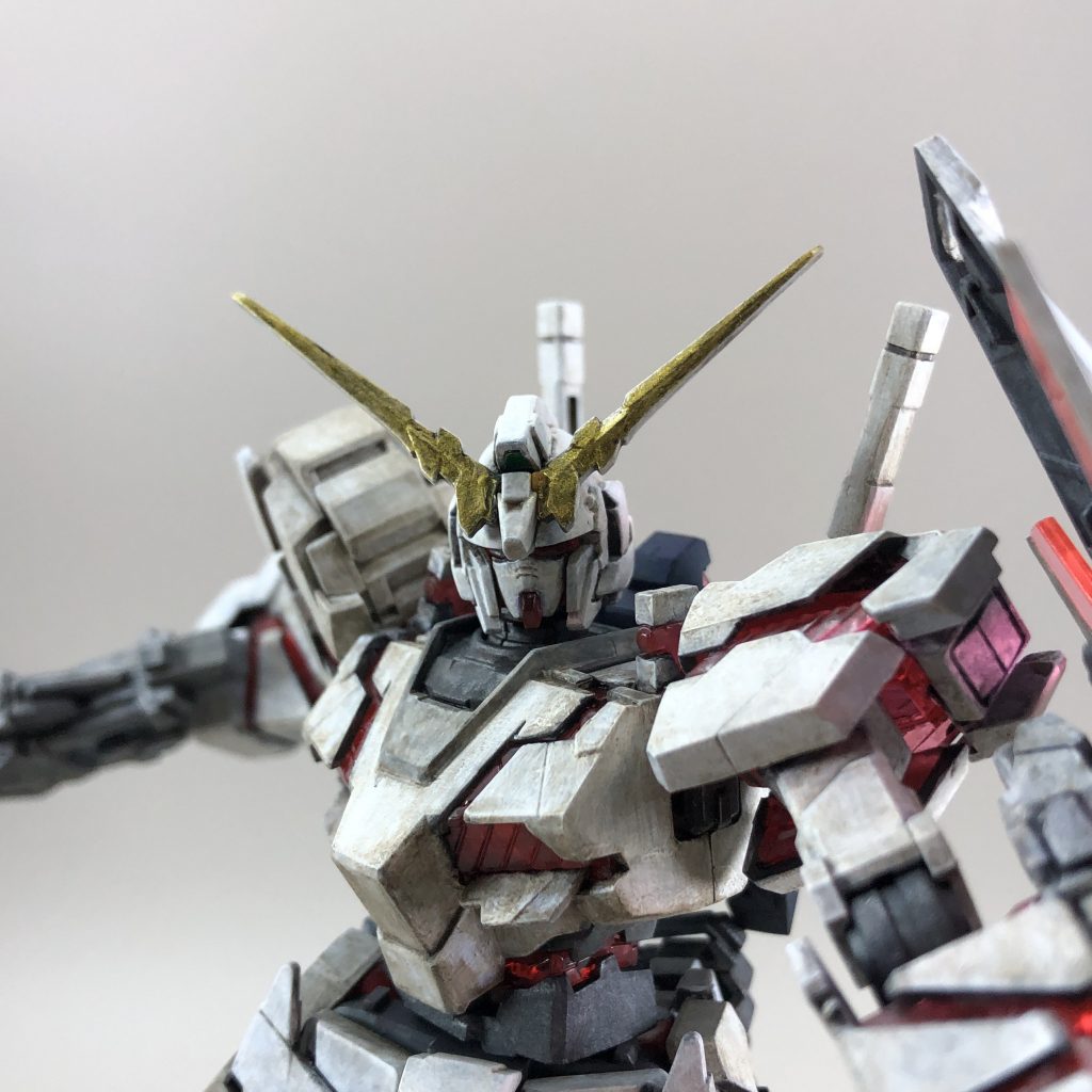 掠れたような重厚感のある渋ぅい装甲。そして透過感がありツヤ感のあるクリアパーツ。そのコントラストがたまらない、非常に満足度の高い作品へと仕上がりました!