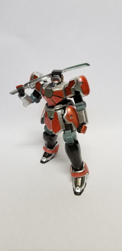 兄の方。元ネタ通り日本刀を装備させた。パーツはほとんどマグアナック。頭部はイオフレーム獅電。バイザーは鉄血のオプションパーツについてきたもの。武器はコトブキヤのバイクのプラモについてきた刀を使用。