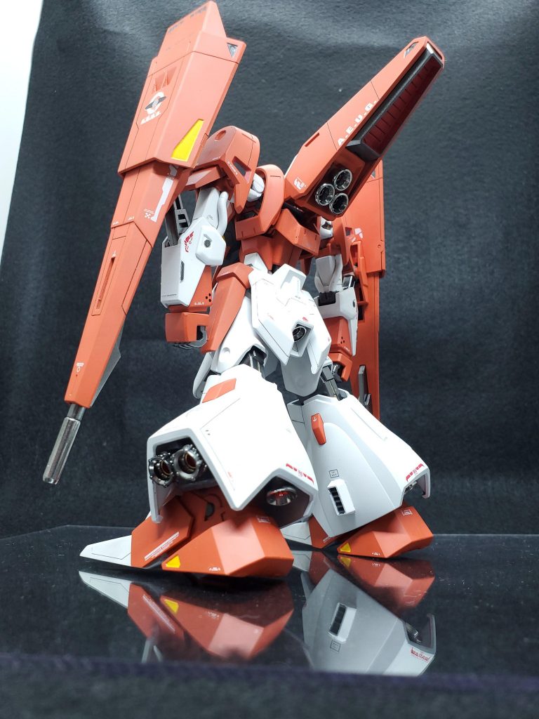 可変機なので、一部バーニアはより目立つようにビルダーズパーツに差し替えてます。特に脚部は純正だと装甲に隠れてしまうため、外部に露出するようにしました。