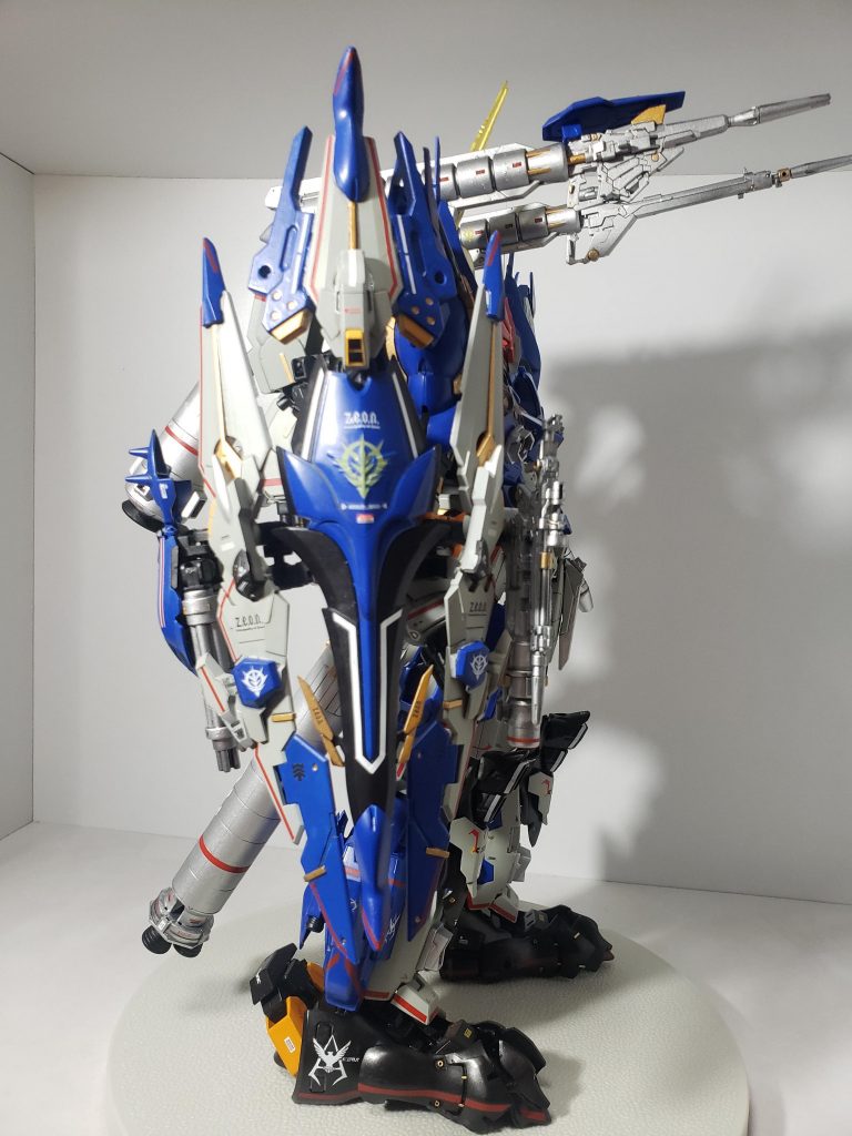 ジオニックキャノンシールドHGシナンジュのシールドベースにジャンクパーツで構成しました。グラディウスのビッグコアみたいです(^^)