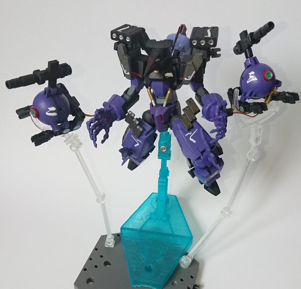 両肩のボールは分離し、サポートメカとして使える仕様です。チェーンで繋いでいるのは、本体のシャルドールとボール二機があまり仲良くない設定です。