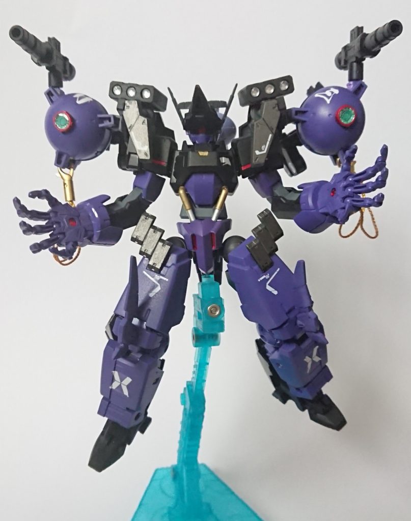 正面から。普段より30MMはアクセントで使用していましたが今作はがっつり使用しています。シエルノヴァ用の高機動オプションの、肩パーツがボールにしか見えなかったので、ジムジャグラーをイメージしてパーツを足しました。頭部も同オプションを切り貼りしましたがシャルドールのバイザーが少し見にくい事が反省点。腰は鉄血機体のジャンクを付けています。シリンダー状のパーツがぴったり合っていい感じ。