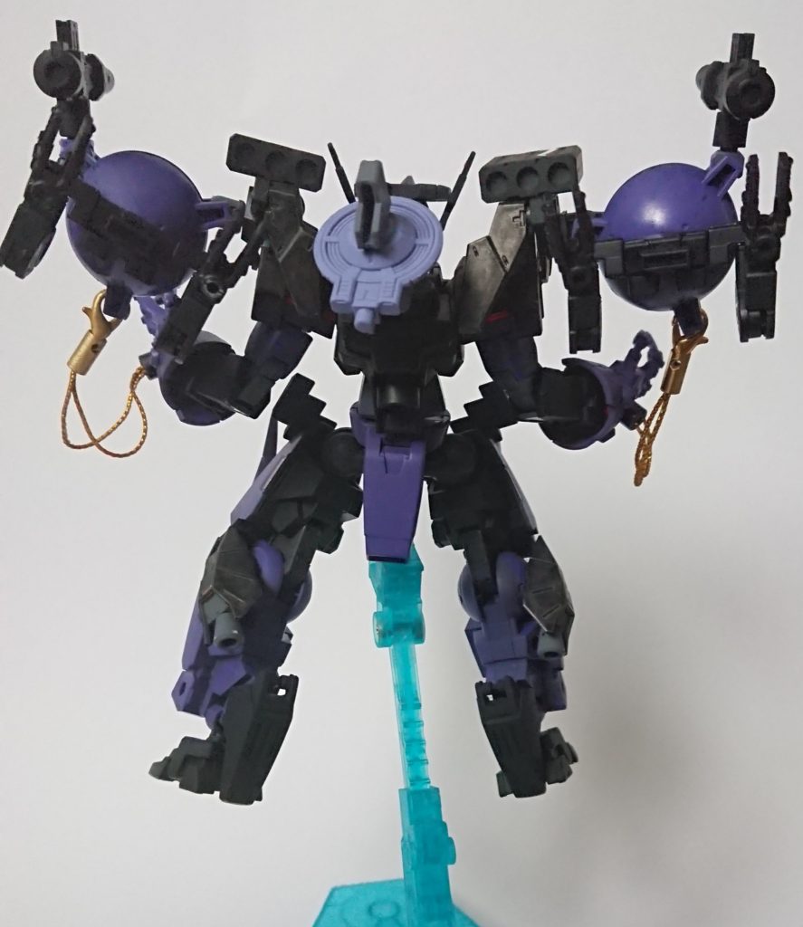 背面から。シャルドールのバックパックに付いているサーベルは持てなさそうなので、代わりにロイロイの部品を逆さかに付け、通信強化用のパーツに見立ててます。