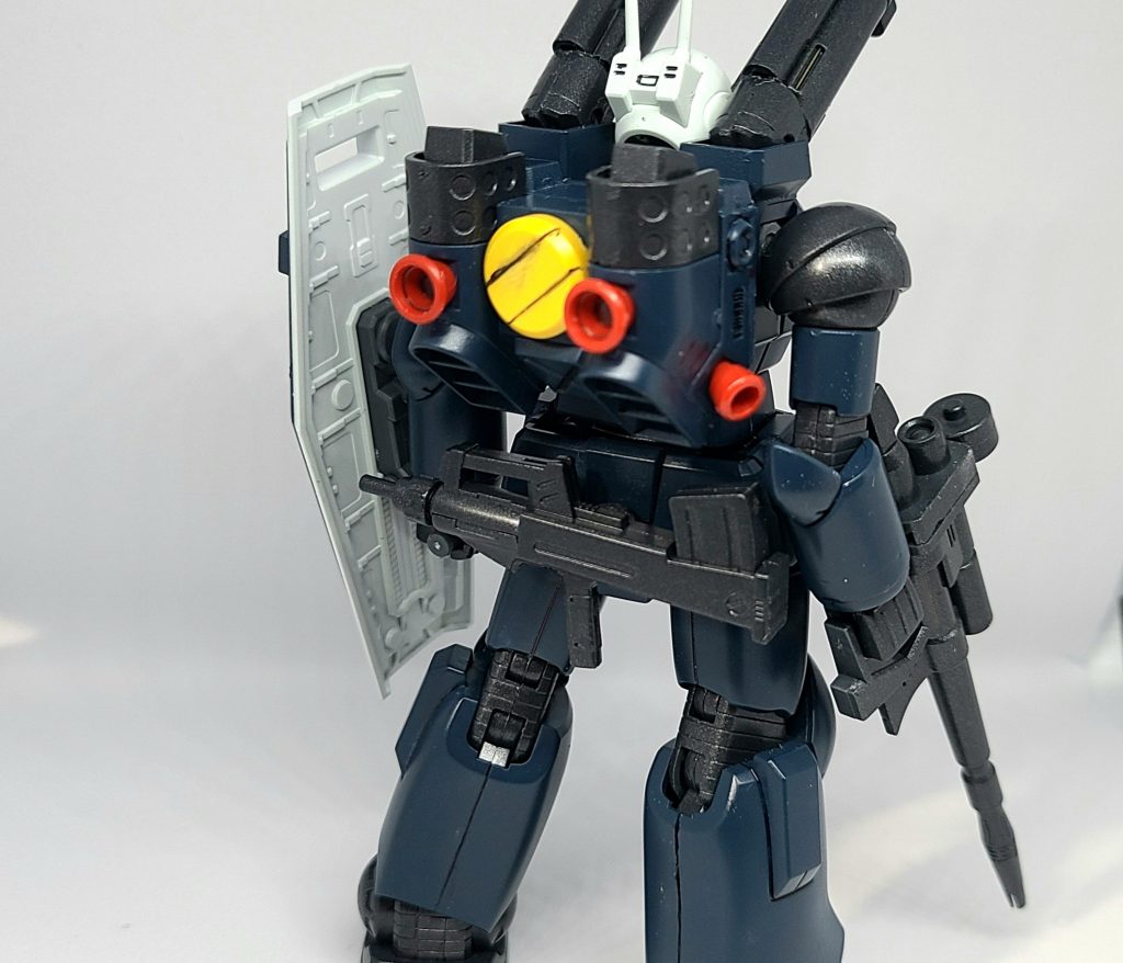 バックショット。腰にマシンガンをマウントしてます。