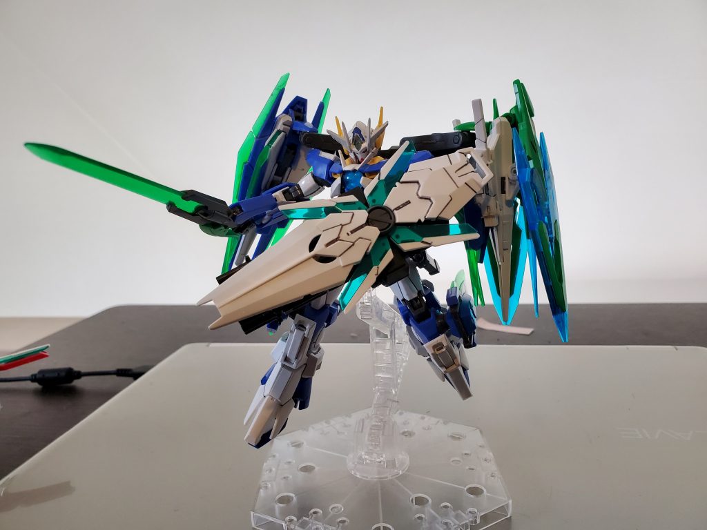 ユニコーンのシールドも装備できます。ダブルオー系のキットには緑のクリアパーツが似合う。GNフィールドの強化発生装置とIフィールド発生装置の複合兵装みたいな設定