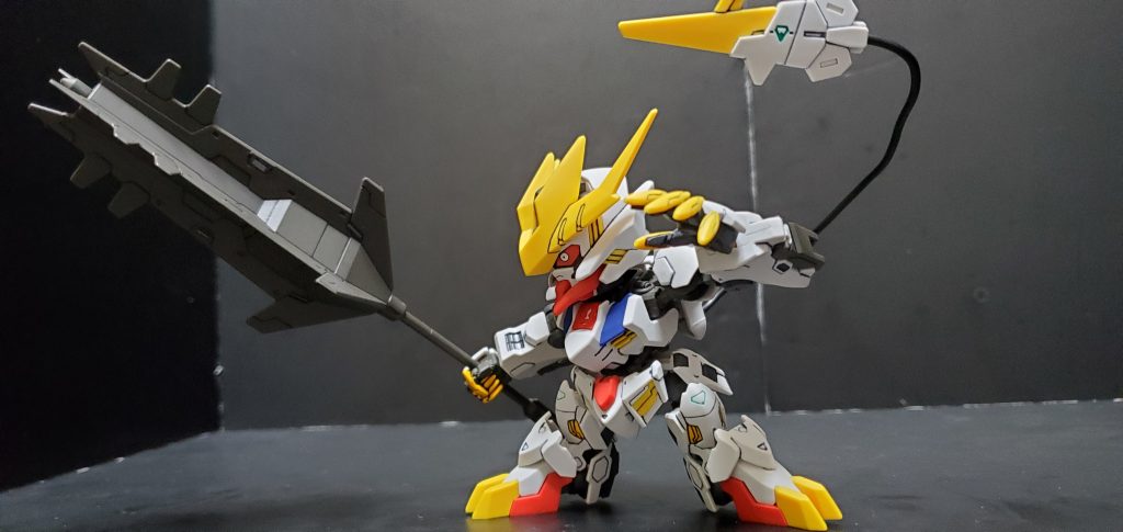 多彩なポーズが可能。保持力も高いです。テイルブレードは付属のリード線で射出状態が再現できます。