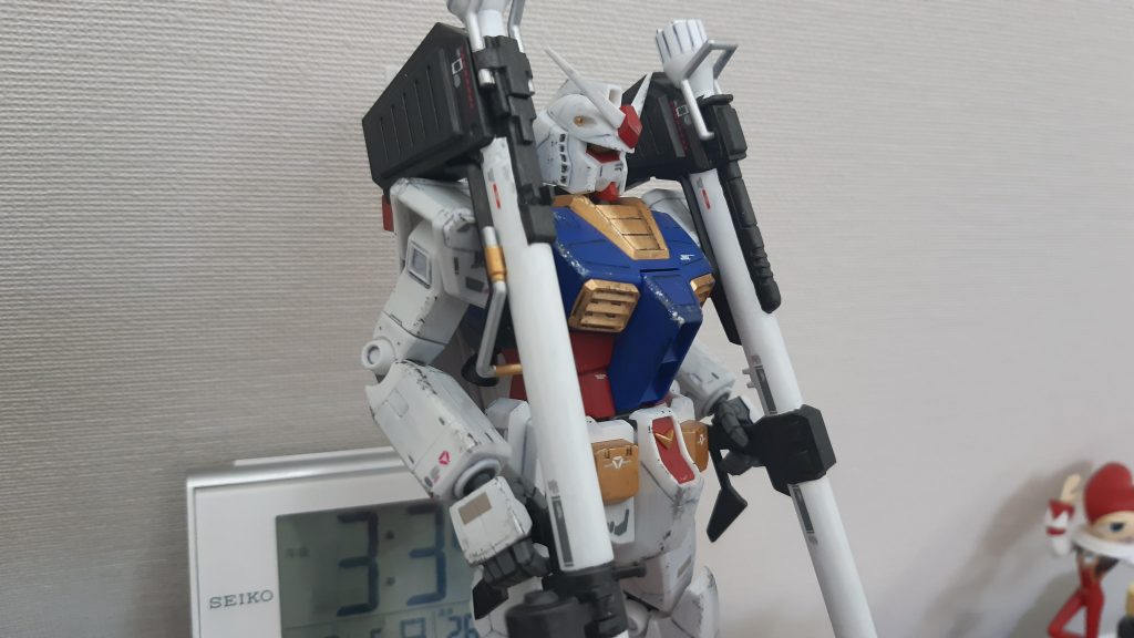 ガンダムは使い込まれた感を出したくて汚しましたが、武器は新品です。ア・バオアクー決戦に向けて、出し惜しみはしないと思いました。