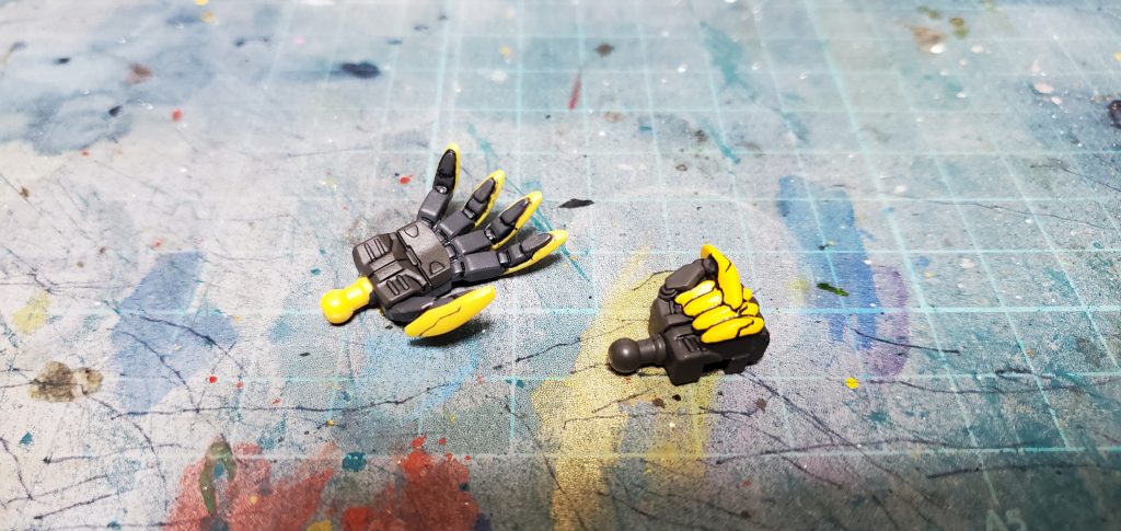 手は平が黄色、握りがグレー一色なので塗装すれば結構印象が変わります。