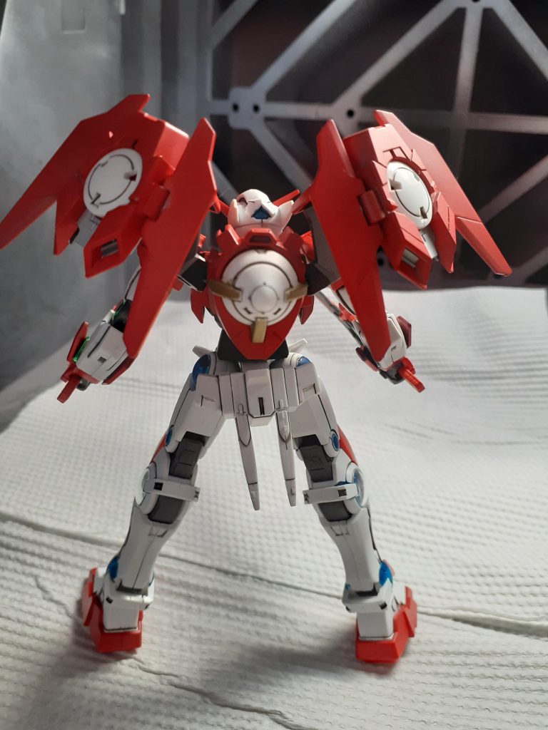 発想元はツインを超えたトリプレットドライブシステム。原作ではエクシアとOガンダムの太陽炉のマッチングに難儀していましたがこのエリュテイアは一度手を加えられたダブルオーダイバーとエクシアの太陽炉を使用。初めから合うように設計されたガンプラだからこそ実現できるとんでも技術という設定です。クアンタと違い、ガンプラバトル用、つまり戦う為の性能に特化している為GNドライヴの追加という無茶苦茶をしています。