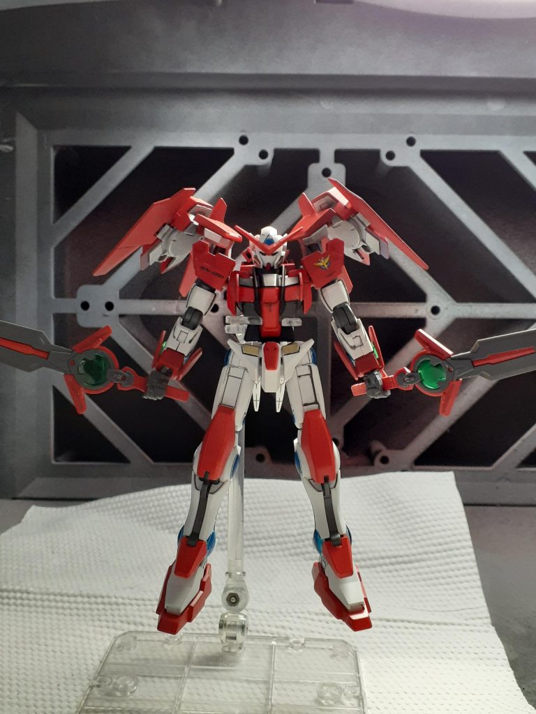 機体色はトランザムを意識した赤(ハーマンレッド)で仕上げました。ガンダムマーカーで部分塗装してますが、塗膜が弱く難しいですね。。