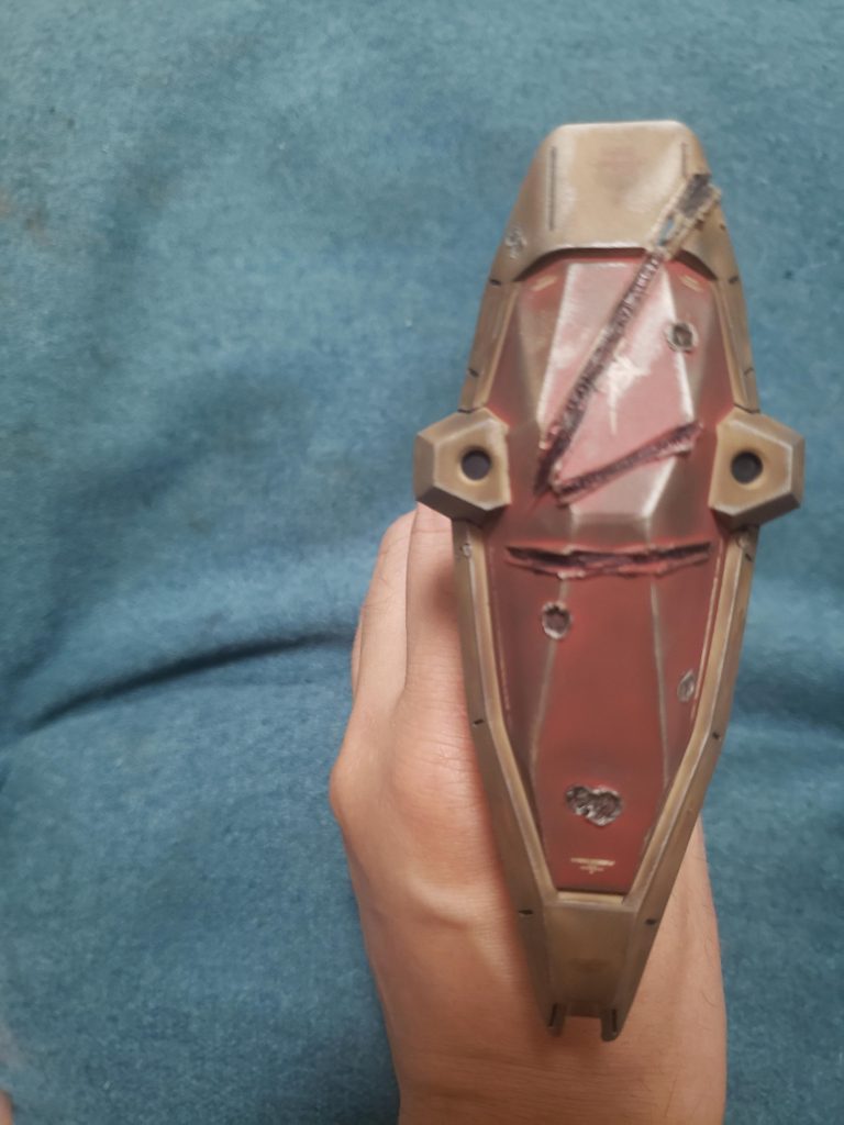 次にシールド。全体的に汚す予定であったので、シールドにダメージ加工を行いました。専用道具をまだ持っていないので、割り箸を炙り押し付け弾痕の表現を。包丁の峰を炙り押し付けてサーベルの斬撃痕を表現してみました。