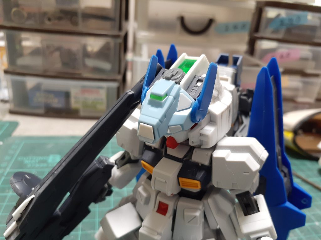 頭のベースはSDEXガンダムプラ板で形状変更したりジャンクでヘッドギア作ったりしました