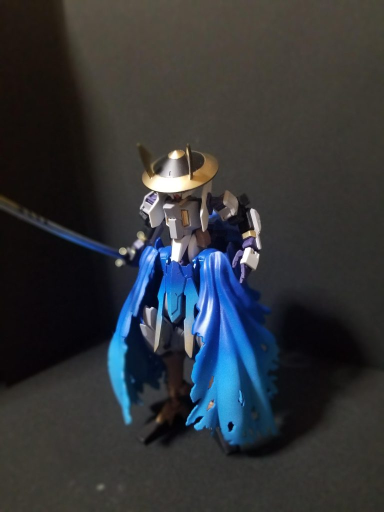 正面上半身はTR-6でマントはRGのクロボンのABCマント、足はポータントとジャンクです。特徴的な笠は30MMの戦国アーマーセットからです。