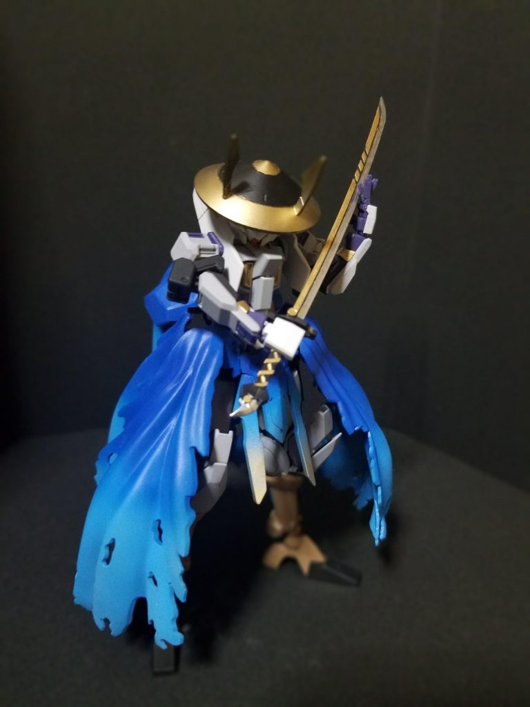 刀本来は刀ではないのですが、和風っぽい見た目なのでこちらを採用しています。筆塗りとガンダムマーカーのメッキシルバーで塗ったのですがムラが激しいですね。難しいです。