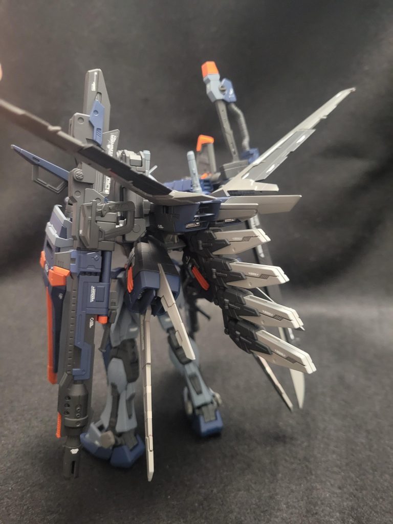 マルチプルアサルトストライカーが重すぎるので自立不可。。写真は羽の先端を押さえてます。以下適当に。