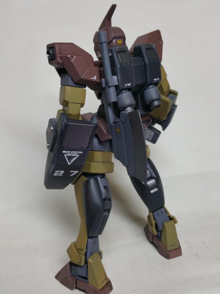 バック。バーニアには市販のものをかぶせて二重にしてある他MOEでビームアックスとか持ってたよな～と思いシャルドールローグのアックスをヒートホークっぽくして背中に担架させました。