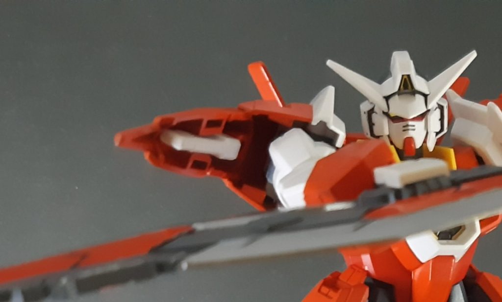 レイザーのサイドアーマーを肩に接着して、内側にビームサーベルの柄を付けられるようにしました。フルグランサのシールドライフルは小改造してサイドアーマーにしてます。