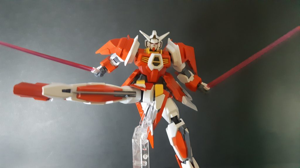 脚部レイザーブレイド。ビームサーベル二刀流と合わせて、回転系の動きで波状攻撃するイメージ。