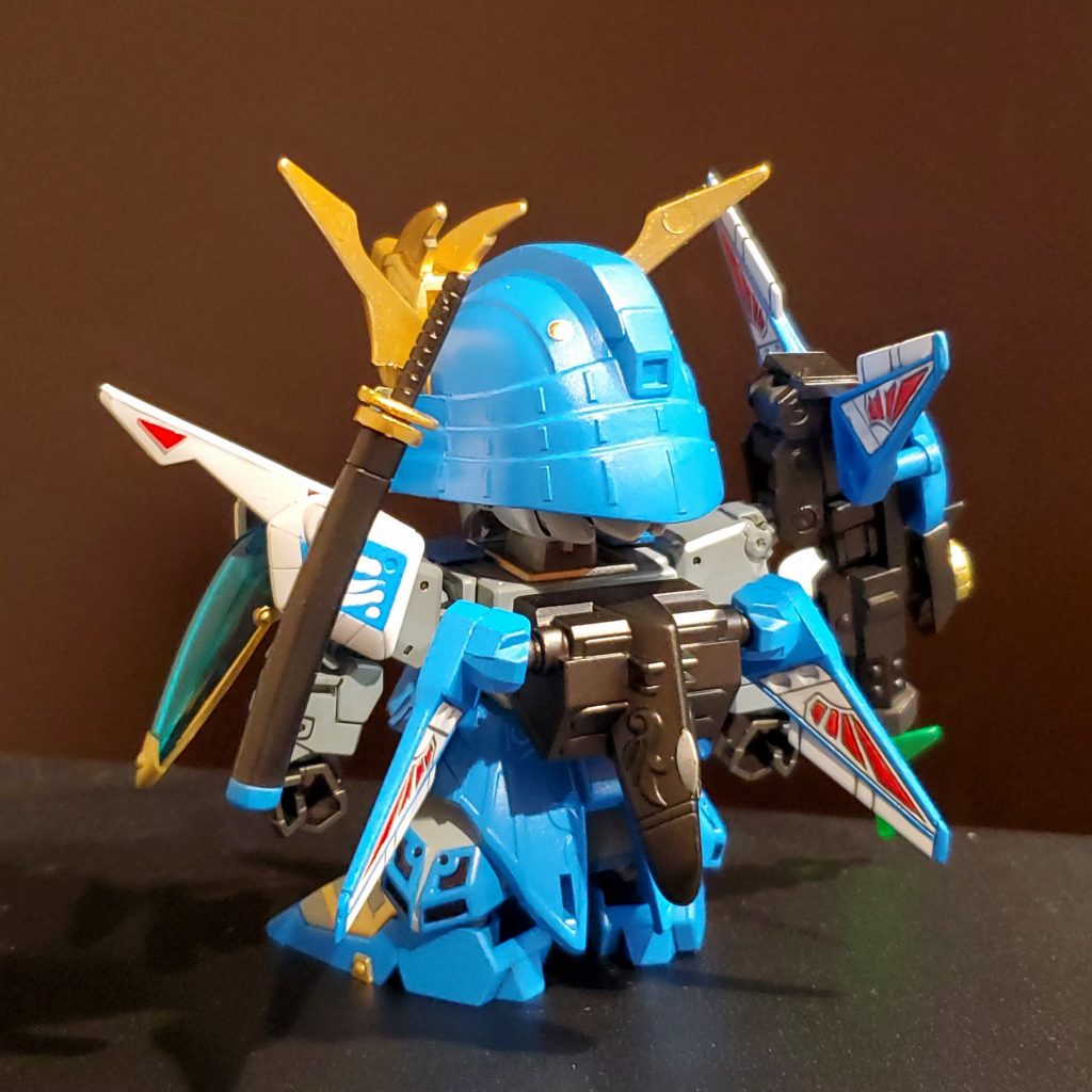 後ろ姿。刀は旧キットのものを彩色してますが、まぁ飾りですね。ウイングはアニマギアの関節を組み込んでいます。