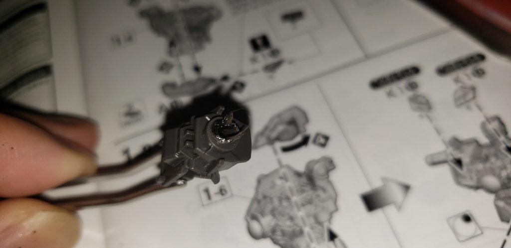 焼いた棒で胸パーツに穴開けました・・・ほんとは皆さんいい方法でやってるんでしょうが・・・( ˙꒳​˙  )ﾌｧ