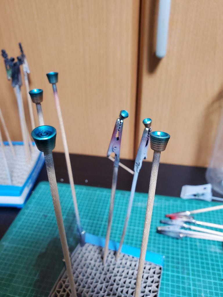 バーニアはガイアノーツのEXシルバーから同じくガイアのクリアーオレンジ、クリアーパープル、クリアーブルーでグラデーションをかけています。