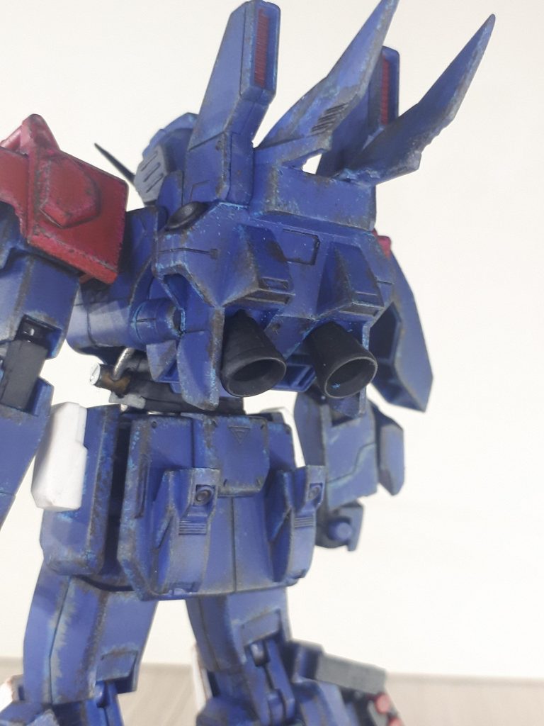 ランドセル上部にはマリオンから翼を授かったイメージで(あくまでもイメージで) サーベルラックをお尻に追加