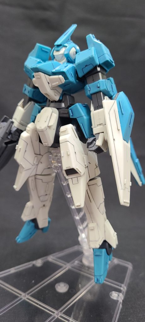 リアルタッチマーカーで凸モールドを本体に馴染ませる。画像では分かりにくいけど、この段階で成型色がマットの質感になり、色味が深くなってます。