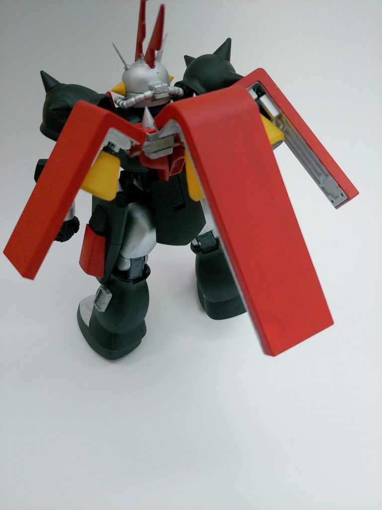 シールドスクランダーはHGとMGのシールドを組み合わせて制作。ダイソーのブロックのジョイントを使用しているのでバリバリ稼働します。ちなみに『ザク改ザーはその高出力を維持するためのジェネレーターが背中にあり、そこに衝撃を受けると一時的に機能画マヒするという弱点がある。それを解消するためのシールドである』という設定があったりなかったり。ついでにこのシールドスクランダーには一騎当千→並ぶものがいない→背中を預けるものがいない→自分の背中は自分で守るという『孤独なヒーロー像』みたいなイメージもあったりなかったり