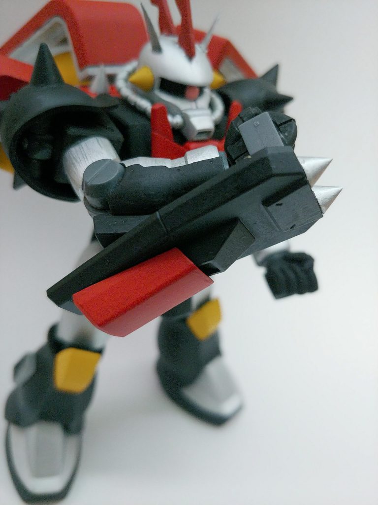 その腰アーマーのシールドスパイカーは外して手に持てばターボスパイカーパンチとして使用可能。ちなみにメギドブラスターはギレンさんが「メギドの炎がなんたら〜」って言ってたところから命名。