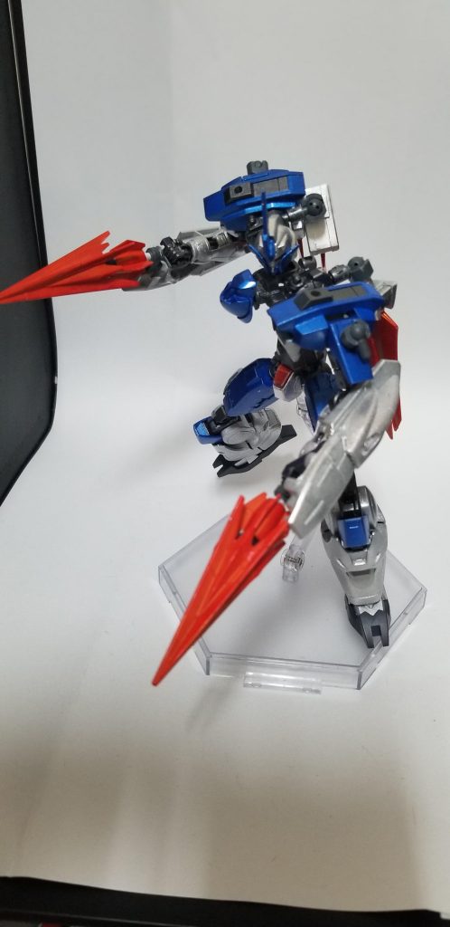また、肩部のEFS(エナジーフィールドシステム)ユニットと組み合わせることで手持ち武器にもなる。