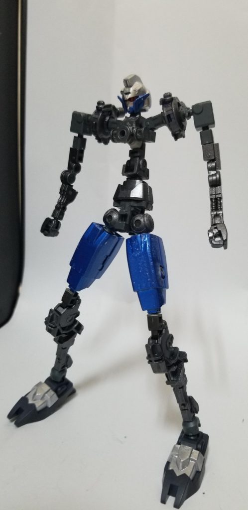 フレーム状態。MFとの相違点は主に胴体パーツに集約されている。