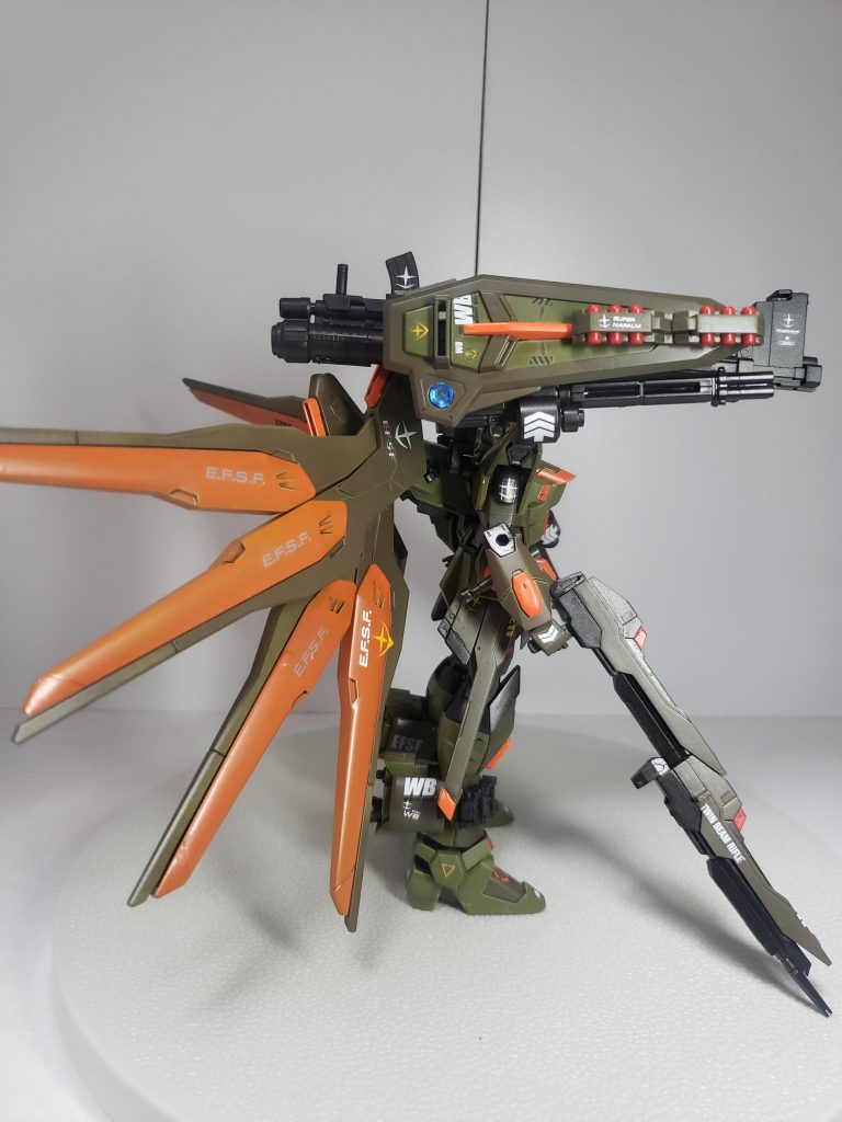 シールドキャノンは腕にも装備出来ます。私はバズーカにマウントしてるのが好みです。(^^)d