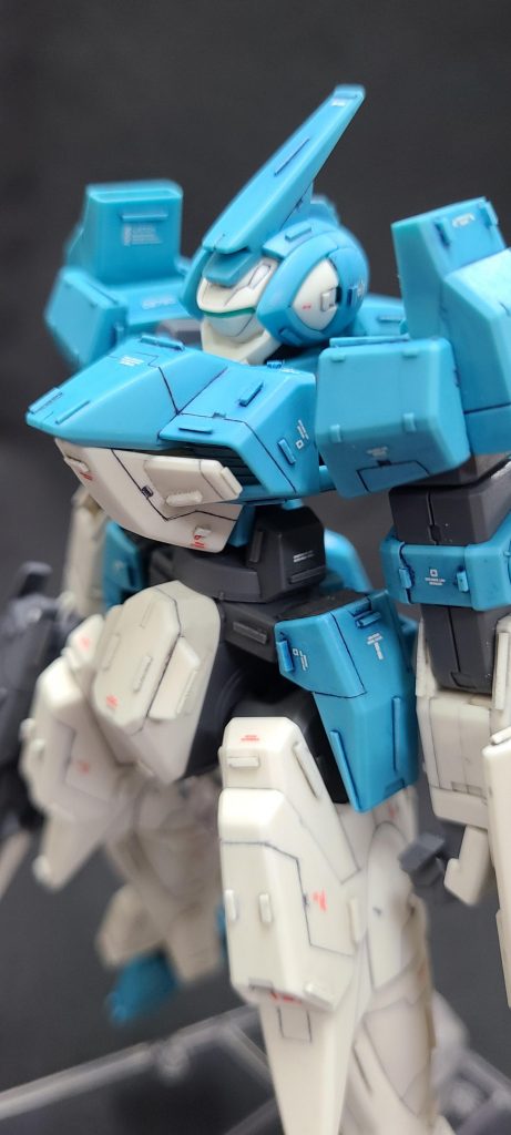 頭部のクリアパーツはあえて付けてない。内部の造形の方がメカニカルで好み