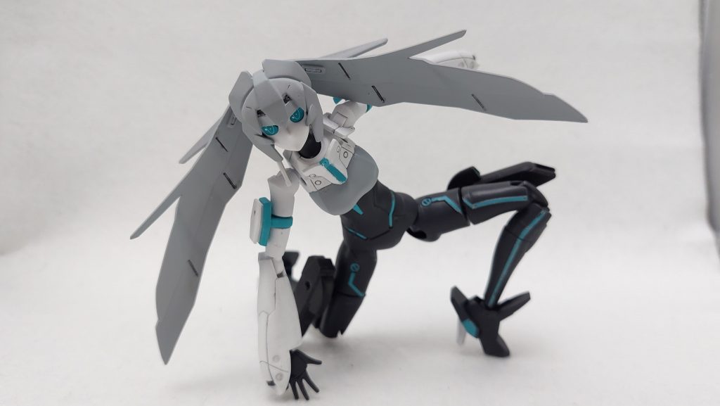 今回は胴体や脚部の塗装でプラモ付属シールによるマスキングを初めて行いました。細いコーラルブルーの部分ですね。きれいに隠してくれて塗装剥がれなども無かったですが、粘着力が思ったよりあり、剥がした後もちょっとネバネバしてしまっていました。1回触っておく程度じゃ足りないか。それとホワイト部へのスミ入れはエナメル塗料のダークグレーを使用しましたが、薄め液を使っても不要な部分に付いたダークグレーを落としきれずにちょっと汚れてしまったり。とはいえ、練習はできたし普段のガンプラとはまた違った感覚が面白かったです。