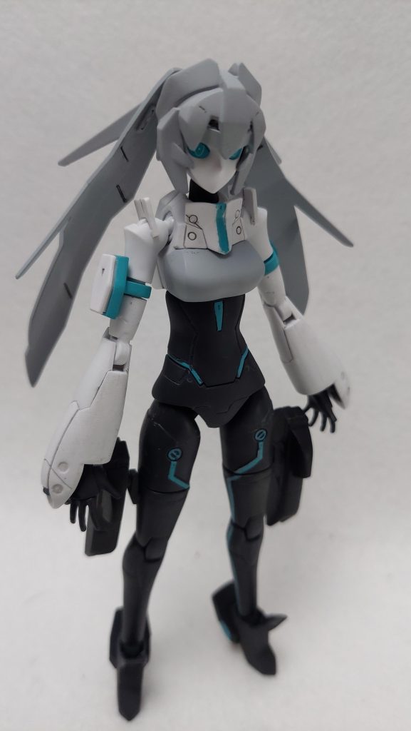 ビルドダイバーズリライズよりモビルドールメイです。部品点数はさほど多くないですが合わせ目は結構あり、消すついでに目と銃のセンサー、リアルモードのフェイス以外を塗装しました。