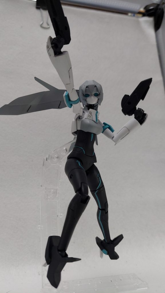 カラーレシピ本体ホワイト部:クレオス MSホワイト胸部・脚部ブラック部: クレオス ジャーマングレー本体ブラック部(髪):クレオス 光沢ブラック本体ブルーグリーン部:タミヤ コーラルブルー本体ライトグレー部:クレオス 明灰白色(三菱系)武装ブラック部:クレオス セミグロスブラックスミ入れ:エナメル塗料グレー、ダークグレー