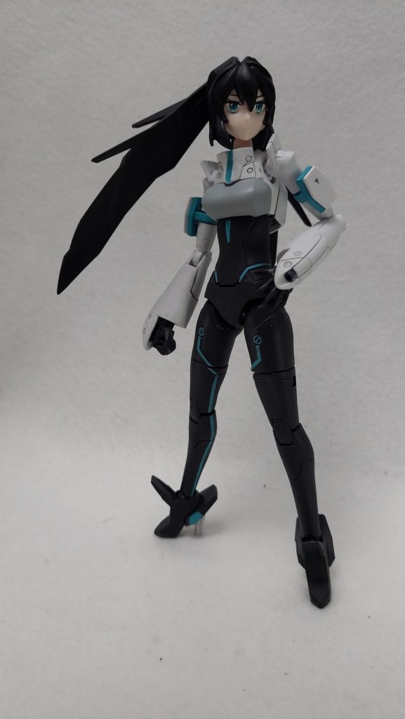 リアルモード。髪はクレオスの光沢ブラック、胴体や脚部はジャーマングレーで塗装しています。ほとんど黒といった感じのジャーマングレーですが、やはりちゃんとした黒と比べると薄いですね。