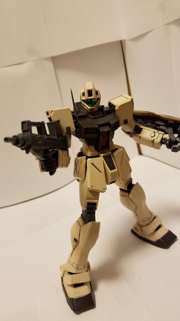 やはり、HGと違い関節などは動かし難いですね。ポージングも一苦労です。 