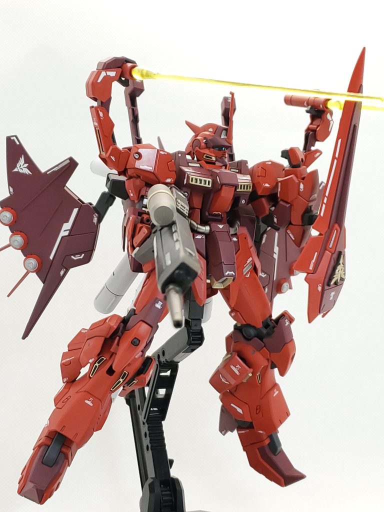 ライフルはザクアメイジングのロングライフルのジャンクを、シールドはビルダーズパーツのネオジオンのエンブレムを取り付けています。