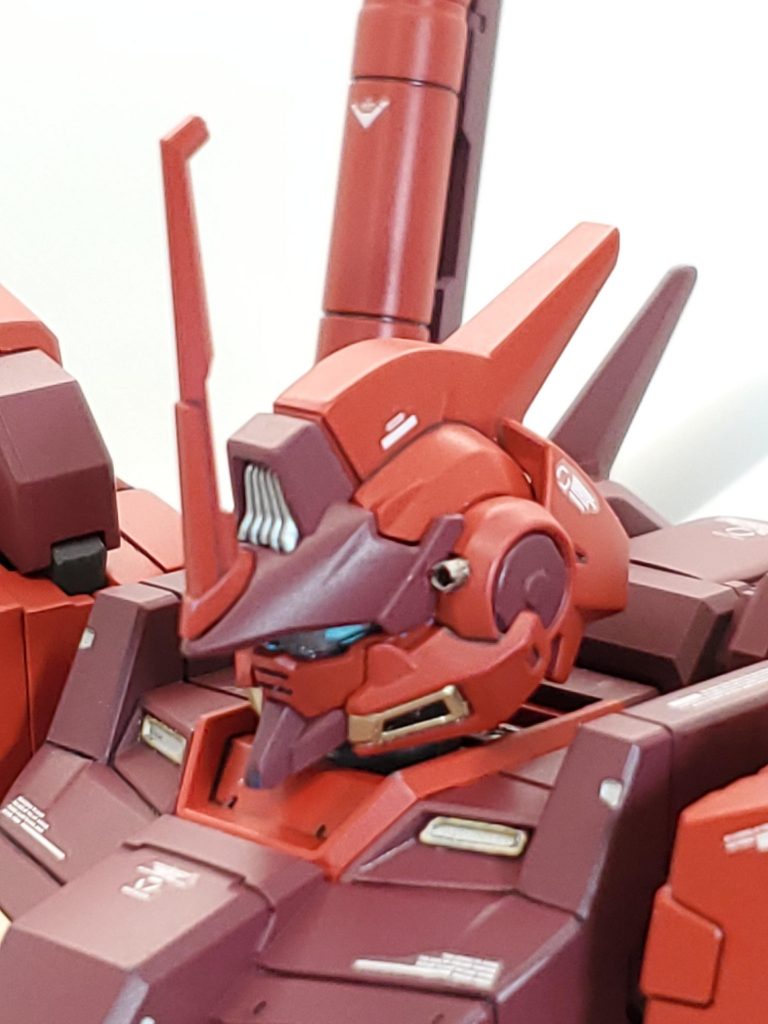 頭部アップ今回バリと間違えてバルカンを盛大に切り飛ばしてしまったので両方切り取りメタルパーツに初挑戦してみました!思った以上にイイ味が出ますね