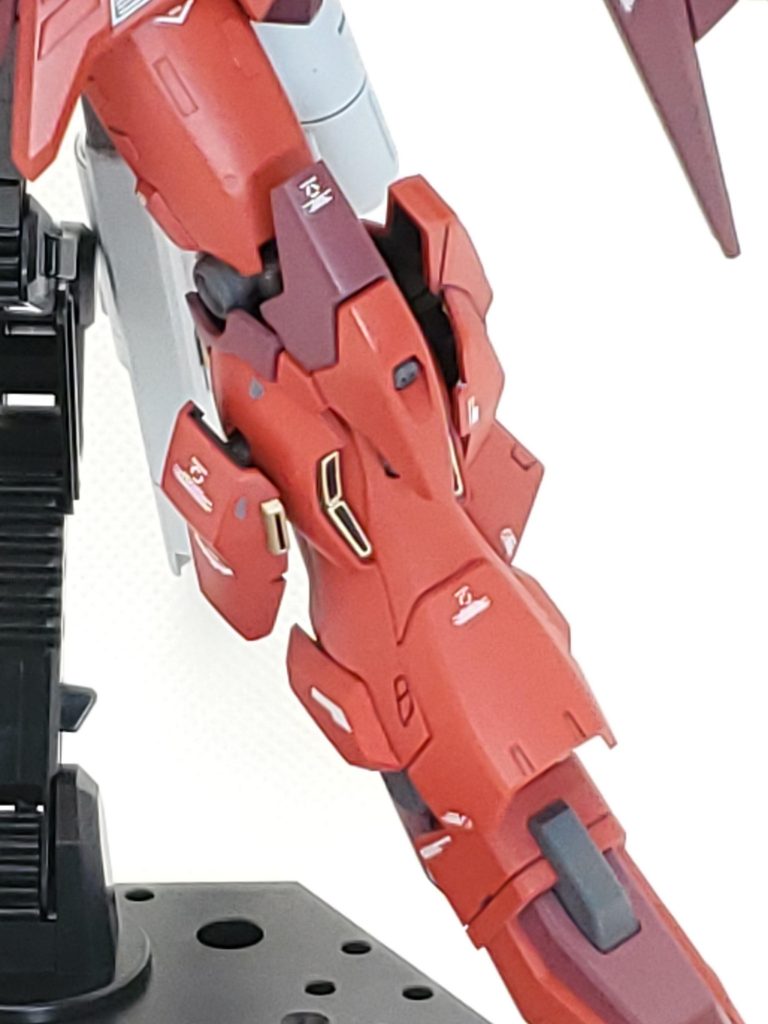 脚部アップスタインの脚を利用し本来内側の埋める穴も外側同様にポリキャップを仕込みスタインの腰パーツでゴツくしています。