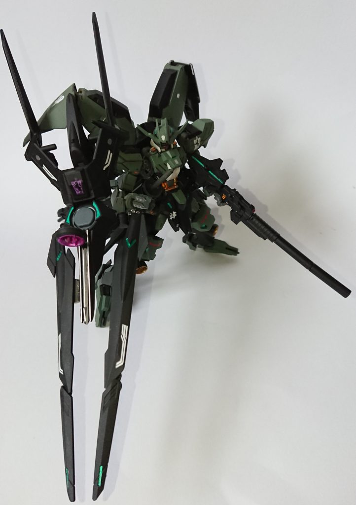 肩のノーネイムライフルを撃つ時はリベイクフルシティのサブアームに持たせて固定します。